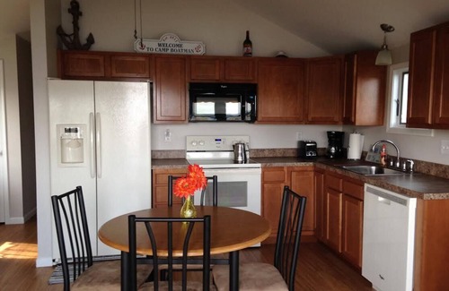 Bridgeport Cottage | Boating/Fishing Gem #1 on Oneida Lake near Bridgeport, only 20 min from Syr