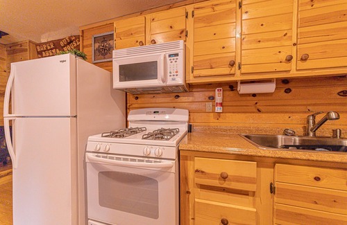 Christopher Creek Cabin | Bobcat Bunkhouse Cabin KING bed, WIFI, deck, full kitchen & BBQ-washer & dryer