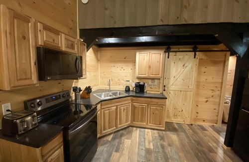 Carbon Hill Cabin | Bobcat Corner, Hot Tub, Secluded, Pet Friendly