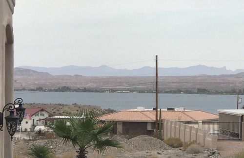 Lake Havasu City House | BOEING BAY HIDEAWAY -LAKESIDE - CLEAN - WALK TO WATER - POOL- LAKE VIEWS