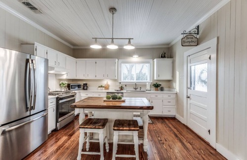 Boerne House | Boerne Bungalow off Main St in Downtown Boerne