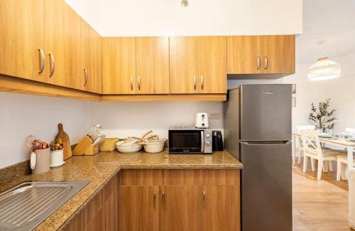 Ususan Apartment | Bohemian Inspired 2 Bedroom Inspired Condo with Fast WIFI Near BGC