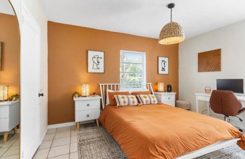 Miami Shores House | Boho 3br Miami Retreat Firepit & Outdoor Bar