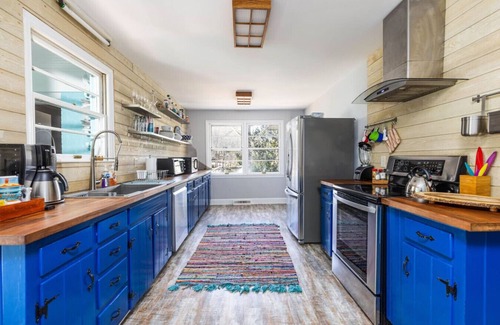 Charlotte House | Boho by the Water! 1750sqft - Fishing & sleeps 11!