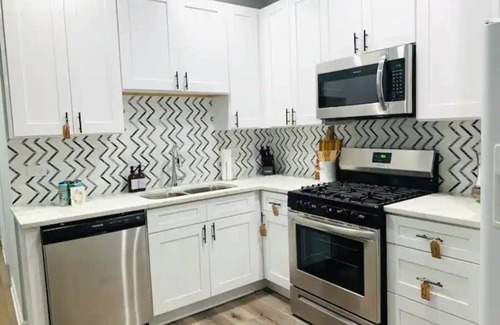 Chicago Apartment | Boho Chic 2BR Condo, Queen Bed With Free Parking