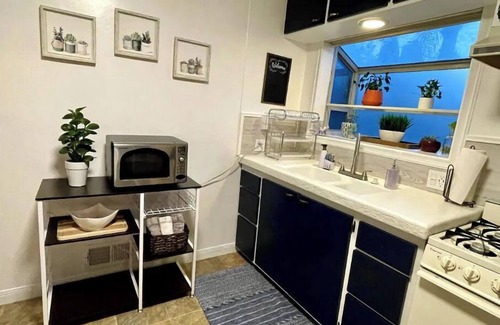 Burbank Apartment | Boho Chic Studio- Full Kitchen + Free Parking