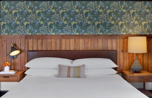 Mount Vernon Hotel | Bold Spirit: Unique Stay Near Mt Vernon Place Washington Monument & Museum