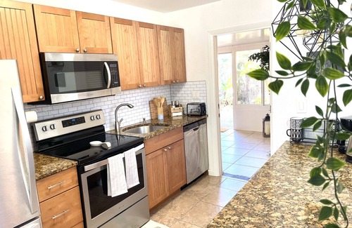 Central Naples House | Bon Voyage - Cozy 2 - bedroom residential home