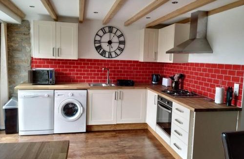 Malguenac House | Bonne Chere, Family Friendly Cottage with Pool LPS