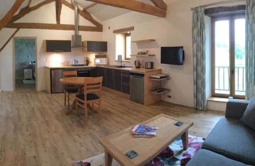 Oradour-sur-Vayres Condo | Bonne Nuit- Beautifully Converted Barn In Picturesque France