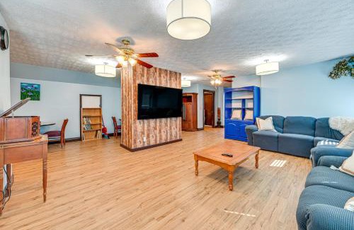 Hardyville House | Bonnieville Farmhouse on 69 Acres with Porch!