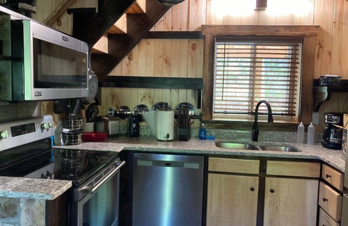 Beattyville Cabin | Boo Bear: New luxe lakeside cabin, hottub, caves, fast Wifi @ BearTrackLake