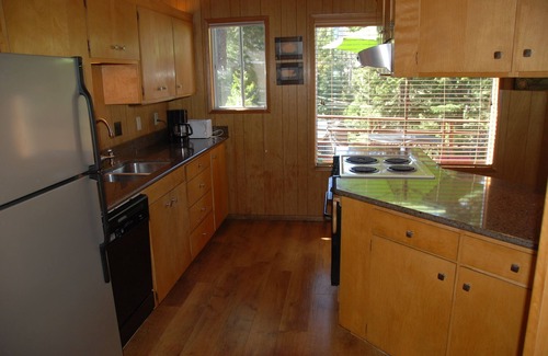 Chamberlands House | Book 2025-26 ski lease now! Driveway snow plow included! Dog ok!