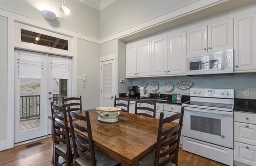 Seaside House | Book Now for Fall Getaways! Cozy Seaside Cottage Duplex! 2 Adult Bikes! Walkable to the Beach!