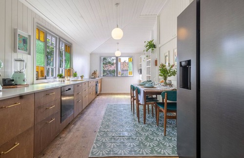 Wynnum House | Book now for this weekend - Queenslander Bay Views, Pool, AC