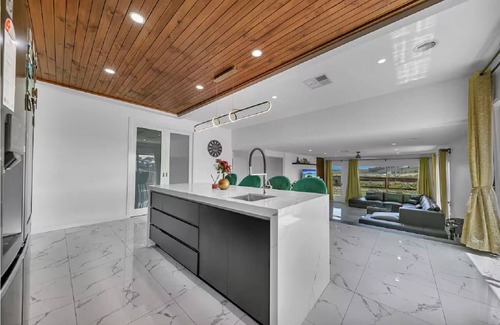 Highton House | Book Private room/Entire house in Wandana Heights