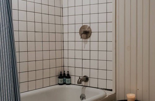 Hobart Hotel | Book village Inn - Austen Room