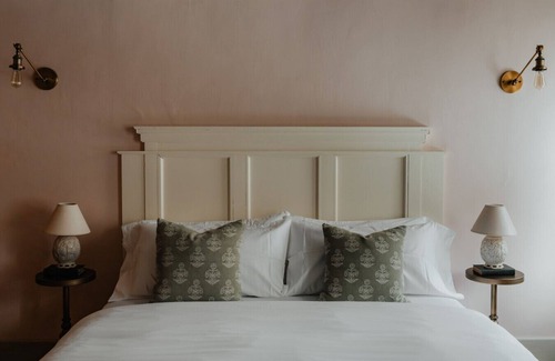 Hobart Hotel | Book Village Inn Fitzgerald Room
