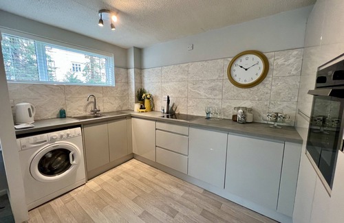 Hoddesdon Apartment | BookedUK - Lovely 2BR Flat in Hoddesdon