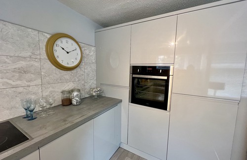 Hoddesdon Apartment | BookedUK - Lovely 2BR Flat in Hoddesdon