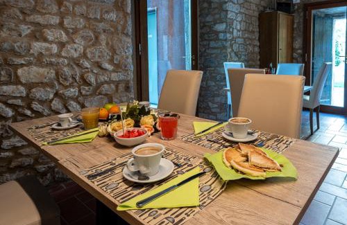 Pieve Di Trebbio House | Borgo dei Sassi di Roccamalatina - Room and Breakfast