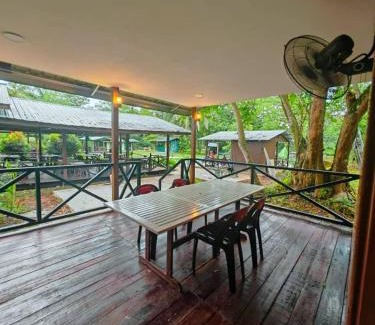 Interior Divison Cabin | Borneo Kelip Kelip Lodge Beaufort