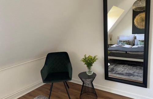 Mittelmeiderich Apartment | BOSTEL 1 - Modernes Dachgeschoss-Studio in Duisburg Meiderich, 4,7 km Hbf, U-Bahn 250m, Flughafen Düsseldorf 28 km, Landschaftspark 2,9 km, 5 Gehminuten von Herzklinik entfernt