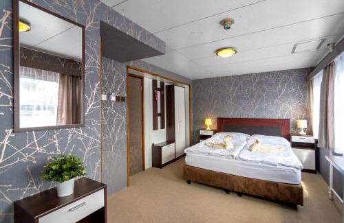 Smichov Boat Rental | Botel Vodnik