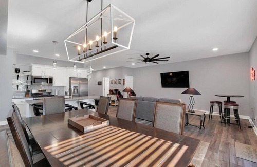 Schnitzelburg House | Bourbon House 3 - Expo Center - Large Groups