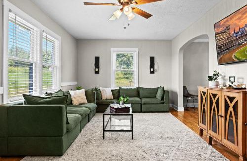 Waddy House | Bourbon Trail Getaway Jacuzzi Tub Scenic Views