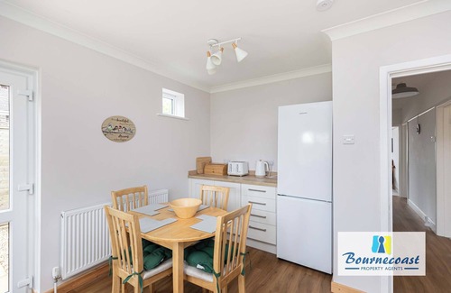 Mudeford House | Bournecoast: Five bedroom family chalet bungalow with garden - Mudeford - HB9600