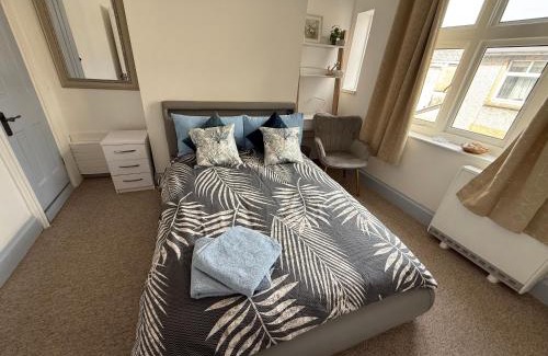 Boscombe Apartment | Bournemouth spacious 4BR duplex by AFC Stadium, Contractors, Groups, Families