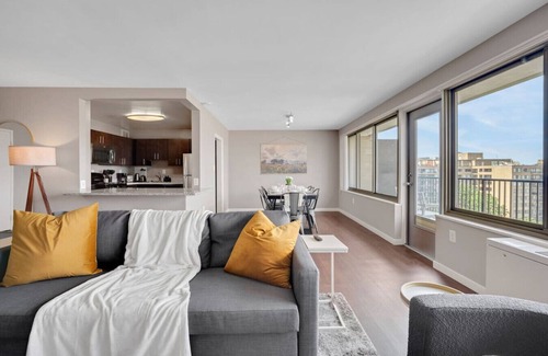 Aurora Highlands Apartment | Boutique DCA Penthouse-Sleeps 7