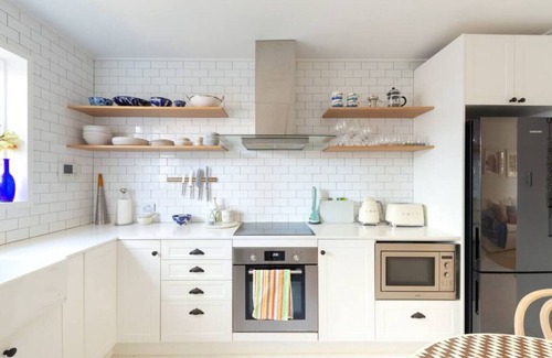 Mona Vale Apartment | Boutique Getaway steps from beach