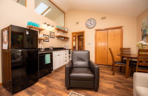 McMinnville Apartment | Boutique Stay in Wine Country 2 King Beds, Deck, Fire Table, Near Wineries