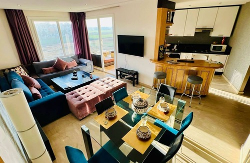 Cherrat Apartment | Bouznika Escape: Vue Océan, Bassin Privé, Plage, Surf, Piscine, Randonnée & Vélo
