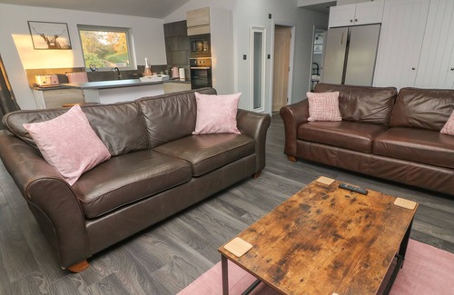 Wennington Cottage | BOX TREE ESCAPES, family friendly, with hot tub in Kirkby Lonsdale