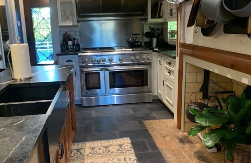 Mount Vernon Apartment | Boyd Harvey Main House And Carriage House 4 Bedroom Home by RedAwning