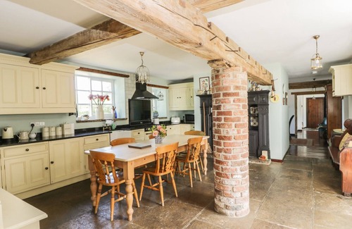 Winestead Cottage | BRAMHILL BARNS, family friendly, with hot tub in Burton Pidsea