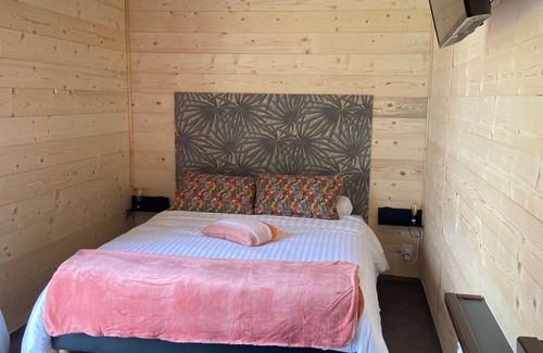 Saint-Martin-Belle-Roche Bed & Breakfast | Brand-new, cocooning cottage in a quiet, wooded garden 3 minutes from the freeway!