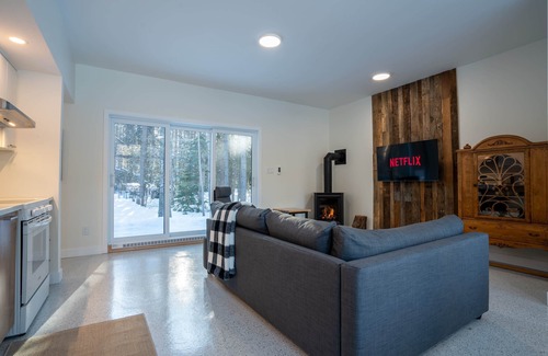 Mauricie Ski Chalet | Brand New with SPA - Le Repaire du Lievre Blanc