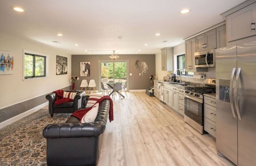 Alta Sierra House | Brand New 1,000 sq' Guesthouse on Gorgeous Gated Estate! Hot Tub Chef's Kitchen