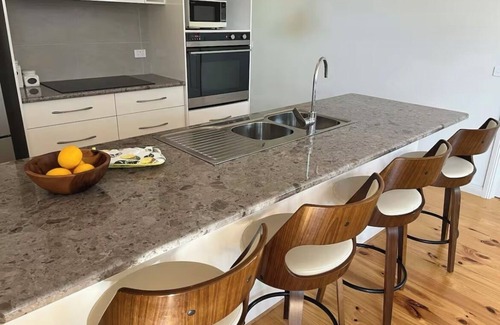 Glenmaggie House | Brand new 2 bedroom 2 bathroom waterfront house on the shore of Lake Glenmaggie