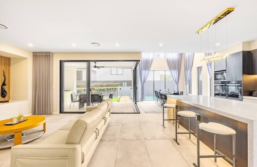 Rochedale House | Brand New 5BR Luxe Mansion w/Pool&Media Near Shop