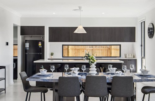 Victoria Point House | Brand-New 6BR HolidayHome | Beach&Shop | Workspace