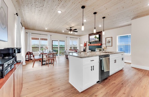 Indian Point Cabin | Brand New! Aug Deals-Next to SDC, Arcade, Private Hot Tub, Indoor & Outdoor Pool