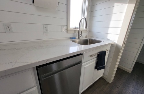 Ferndale Apartment | BRAND NEW Blueberry TINY House Stand-Alone Studio w/AC. Cozy Slice of Heaven!