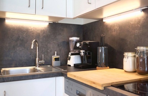 Jakomini Apartment | Brand New Central Industrial Style Flat + Netflix!