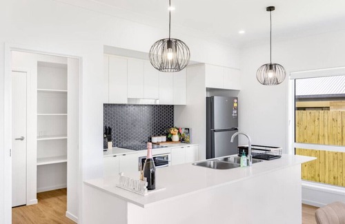 Greenbank House | Brand New Comfy Home, 4Bedroom, designer furniture