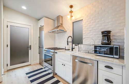 Magnolia Cottage | Brand New Cottage with Free WiFi & Full Kitchen